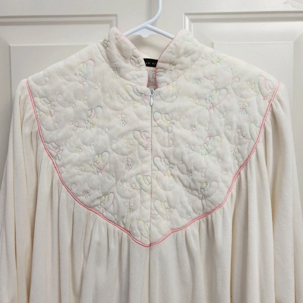 Vintage‎ Saks Fifth Avenue Ivory Housecoat Size Medium Velour Quilted